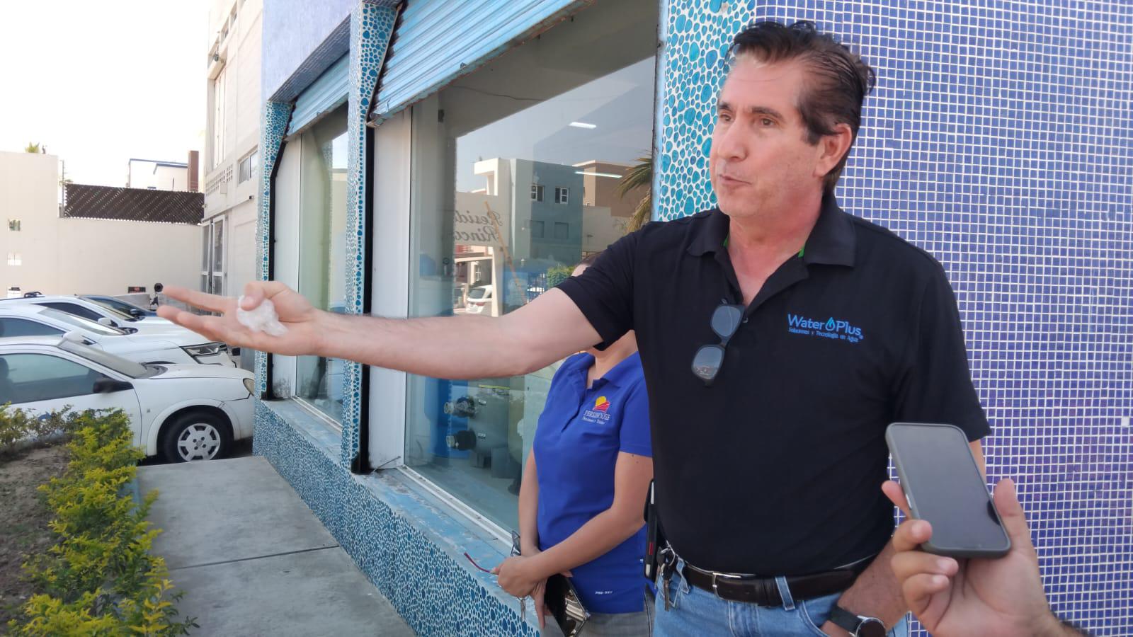 $!Comerciantes muestran inconformidad por cierre de área pública avalado por autoridades en la avenida Carlos Canseco