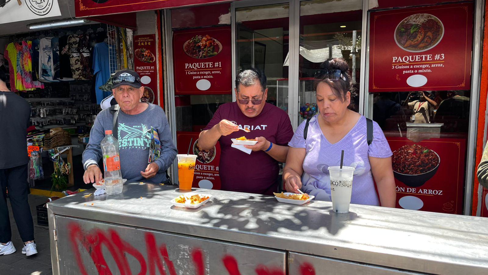 $!Locatarios del mercado Pino Suárez reparten 150 kilos de ceviche entre bikers que visitan Mazatlán