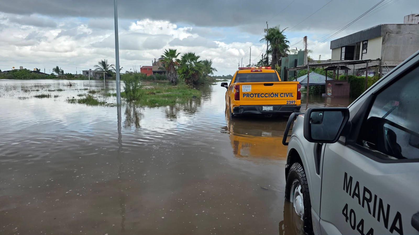 $!Se preparan para posible evacuación en Altata por marea alta y mar de fondo