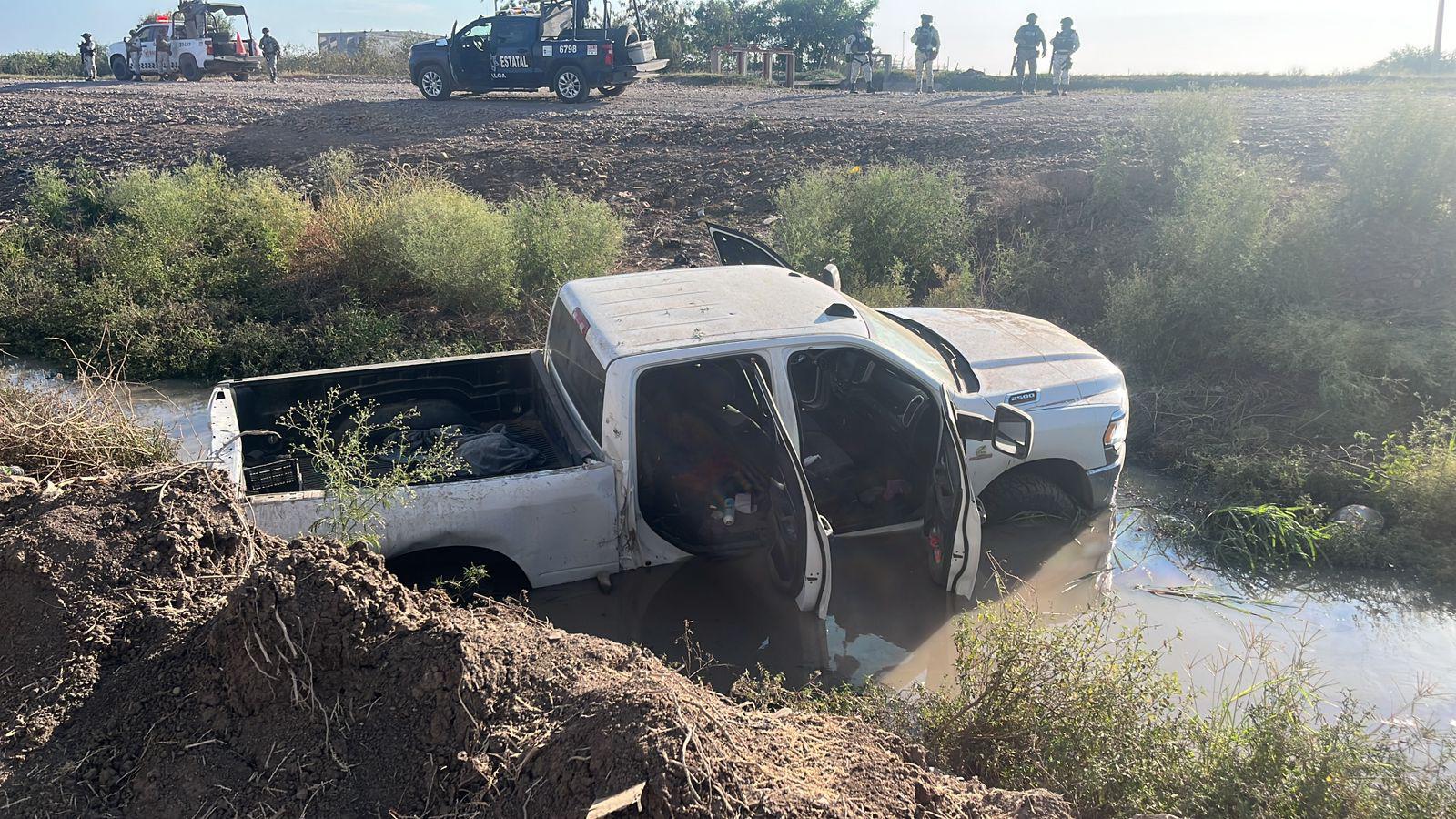 $!Caen dos vehículos a canal tras persecución de Guardia Nacional y civiles en Villa Juárez, Navolato