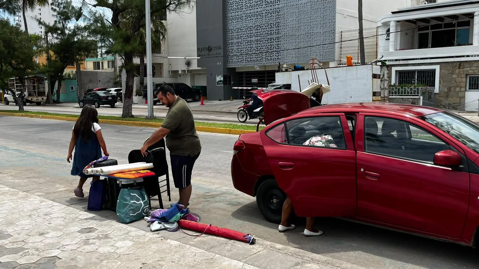 $!Disfrutan bañistas entre aguas negras y menos saturación de Playa Pinitos