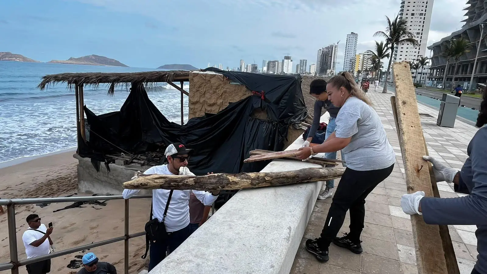 $!Retira Operadora de Playas de Mazatlán restos de madera y basura que arrojó el oleaje provocado por mar de fondo