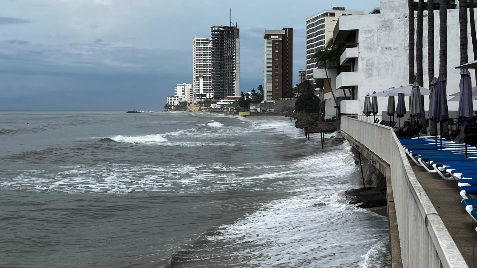$!Lluvias en Mazatlán afectan vialidades y provoca deslaves en el Cerro del Vigía