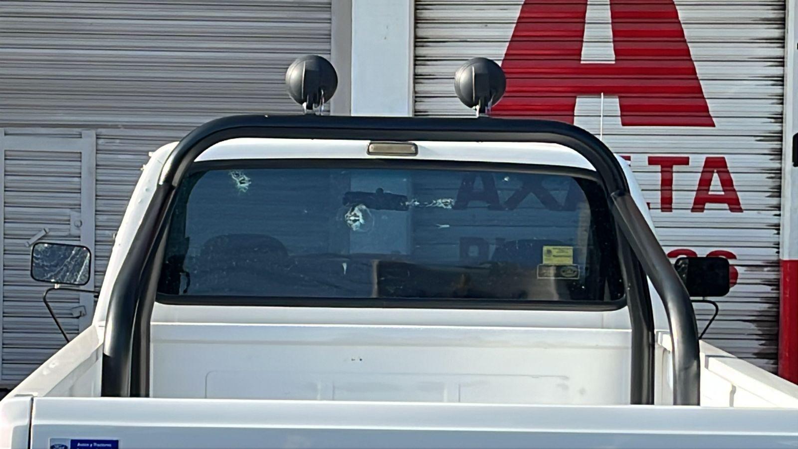 $!Ataque armado deja tres vehículos baleados en la colonia Miguel Hidalgo, en Culiacán