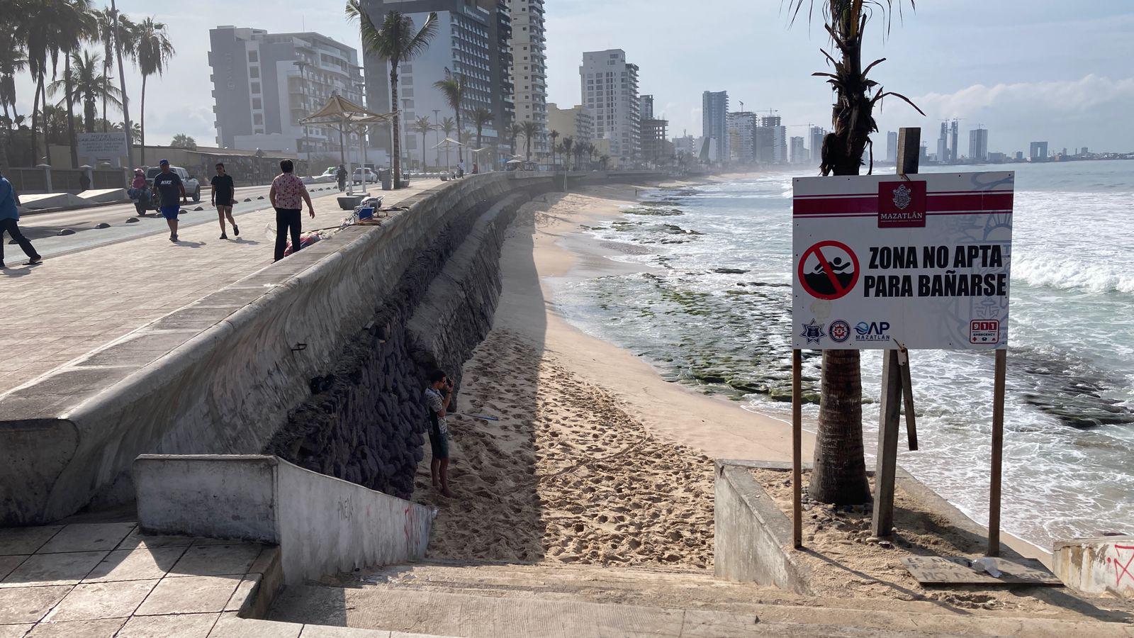$!Luce lleno de basura el acceso a la playa y zonas aledañas a las Letras de Mazatlán