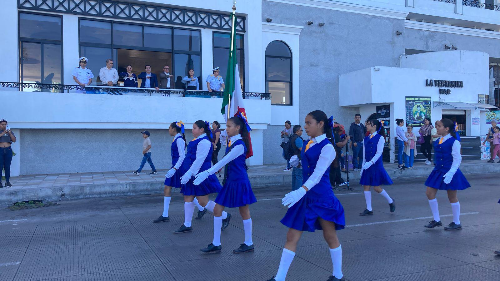 $!Desfilan 90 escoltas de educación básica de Mazatlán en conmemoración del Día de la Bandera