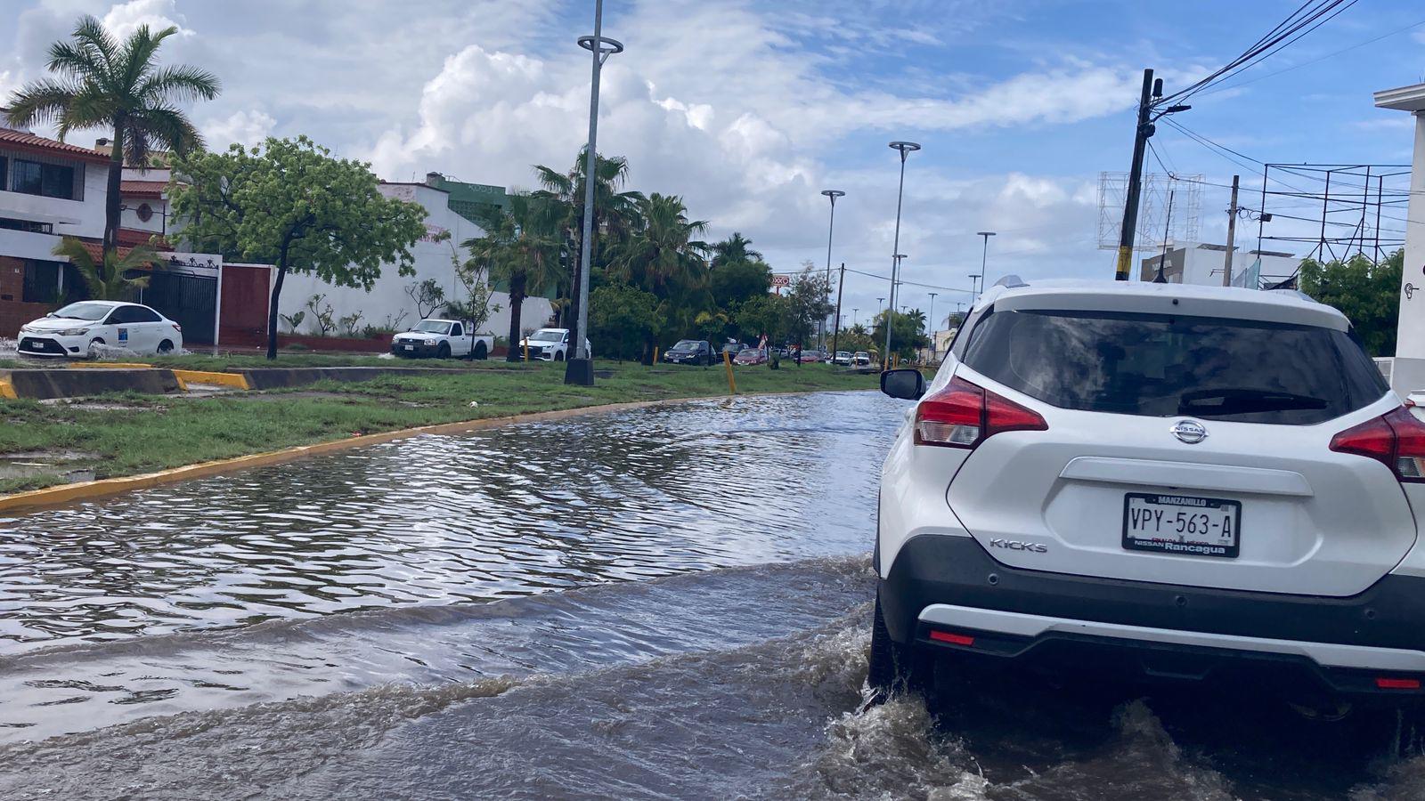 $!Tras las lluvias en Mazatlán, calles quedan encharcadas y alcantarillas rebosadas