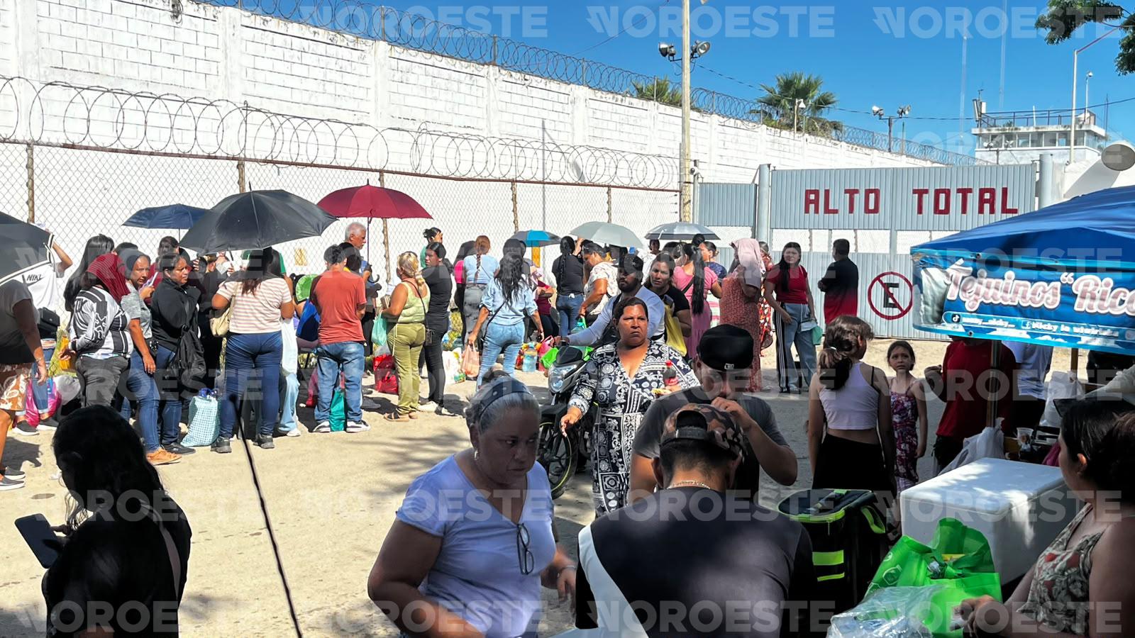 $!Hacen fila cerca de 300 personas para visitar a internos del Penal de El Castillo