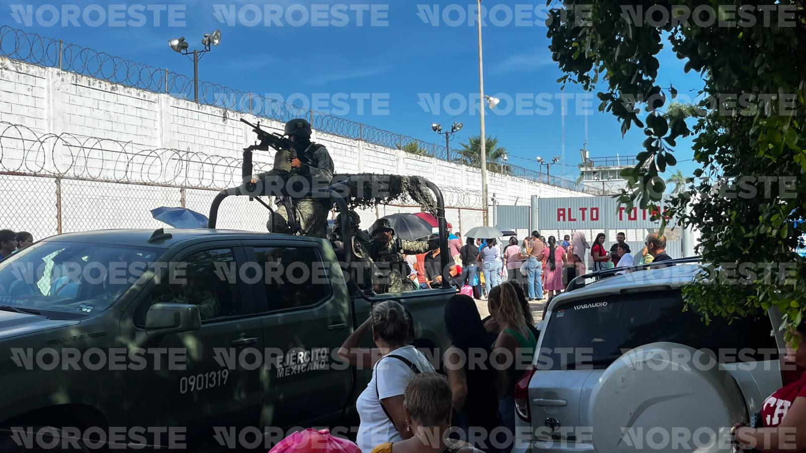 $!Hacen fila cerca de 300 personas para visitar a internos del Penal de El Castillo