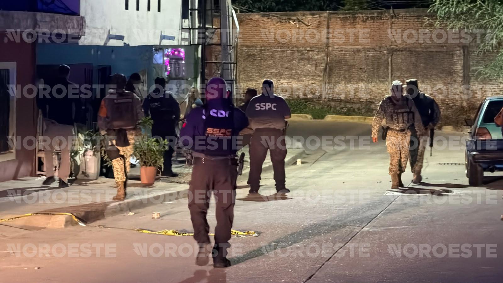 $!Atacan a balazos a joven a bordo de un auto en la Colonia Juárez, en Mazatlán