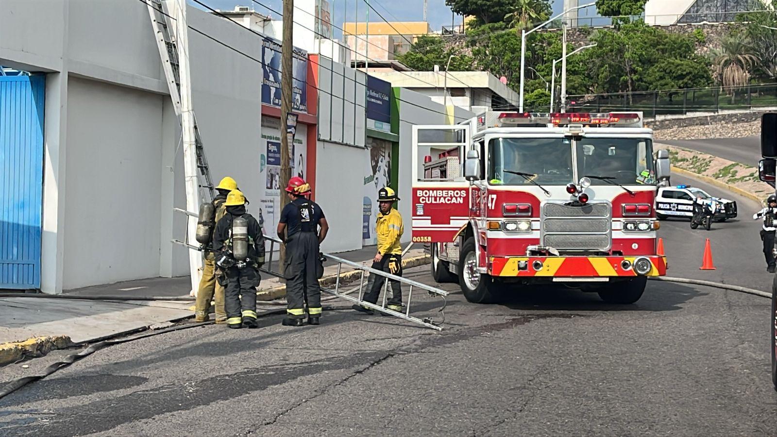 $!Incendio en cocina de primaria moviliza a Bomberos en colonia Guadalupe, Culiacán