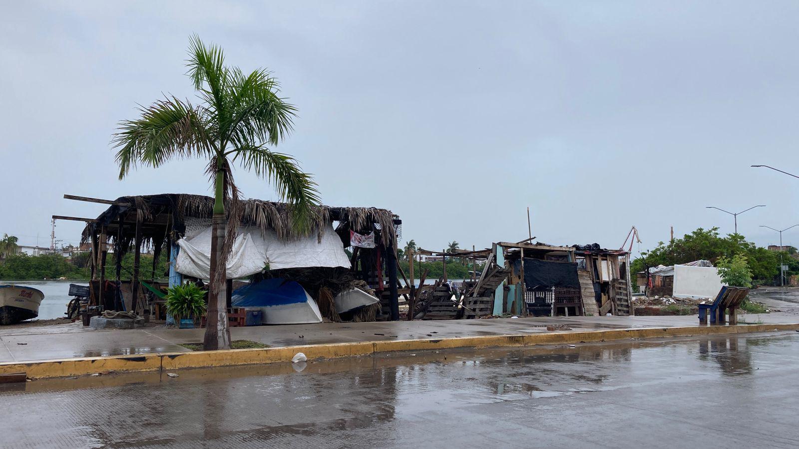 $!Permanece basura estancada a orillas del Estero del Infiernillo, en Mazatlán