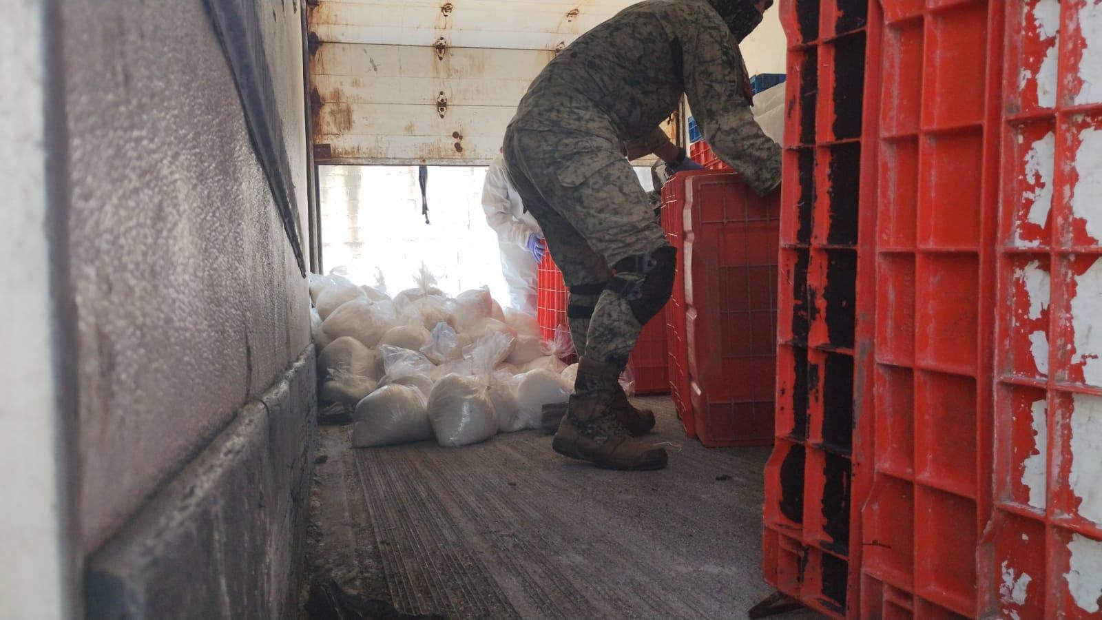 $!Localizan camión con 300 kilos de droga en El Ranchito, en Culiacán