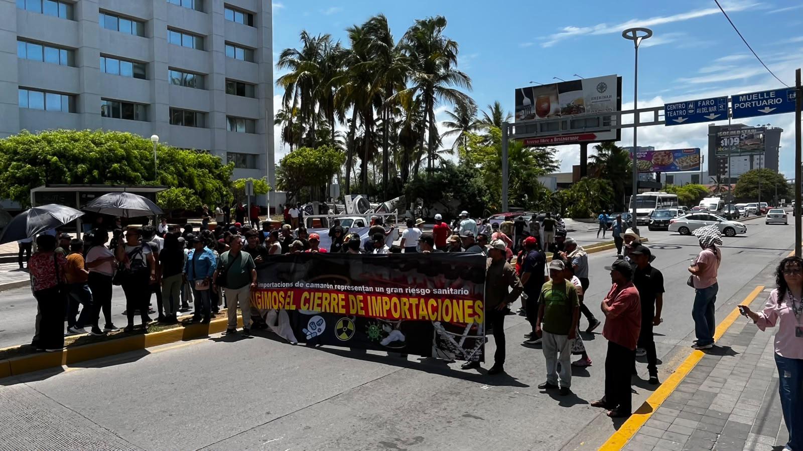 $!Productores acuícolas protestan en zona turística de Mazatlán y toman Conapesca