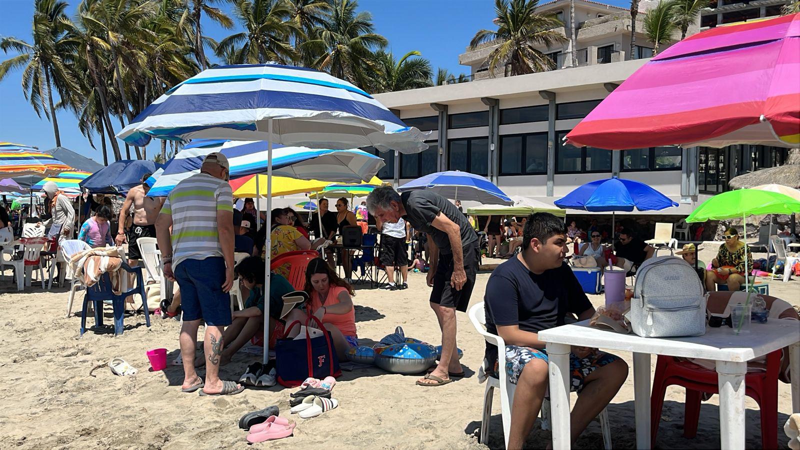 $!Aumenta afluencia de bañistas en las playas de la Zona Dorada de Mazatlán este Viernes Santo