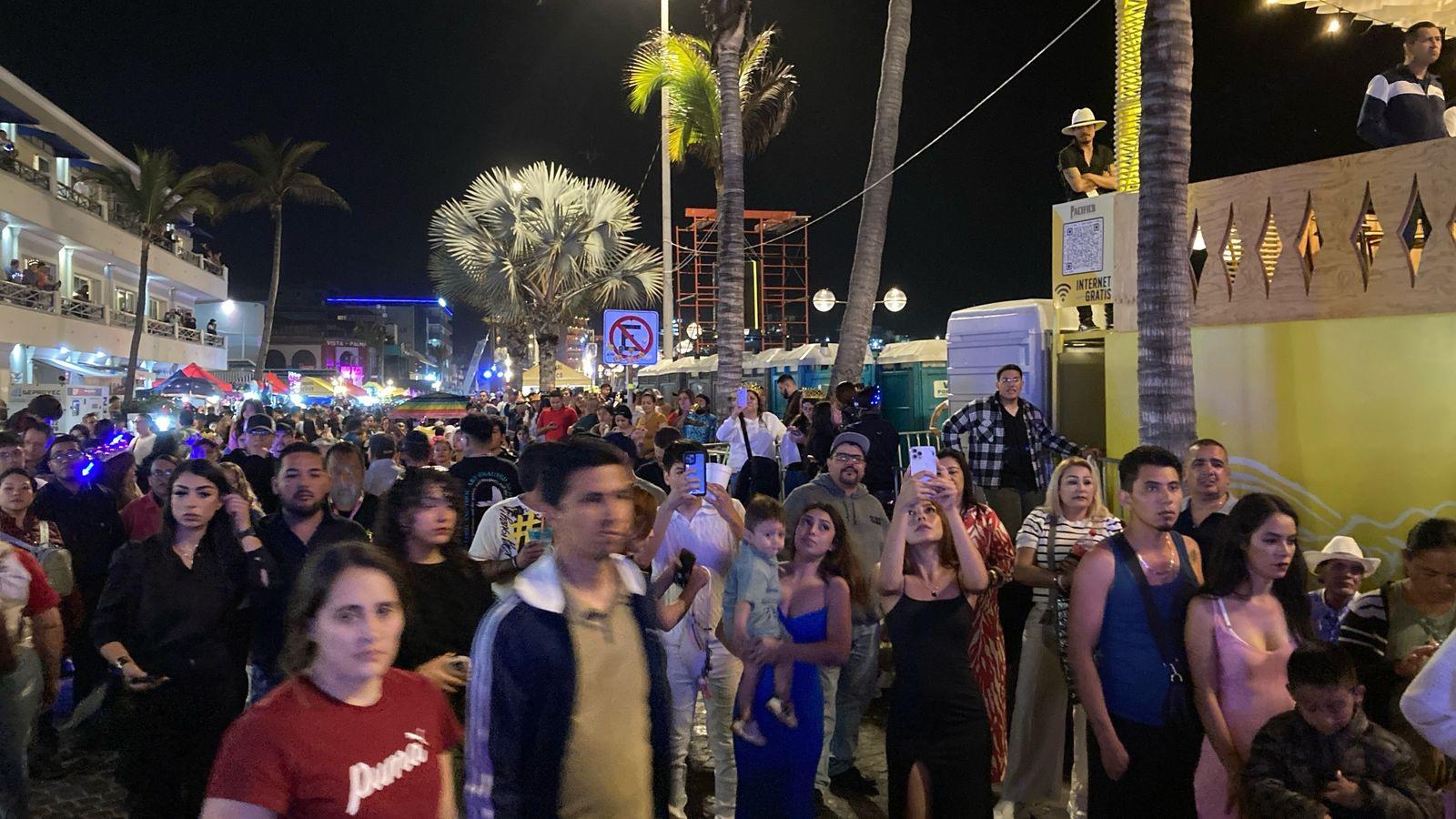 $!Esperan miles de personas el inicio del Combate Naval en Mazatlán