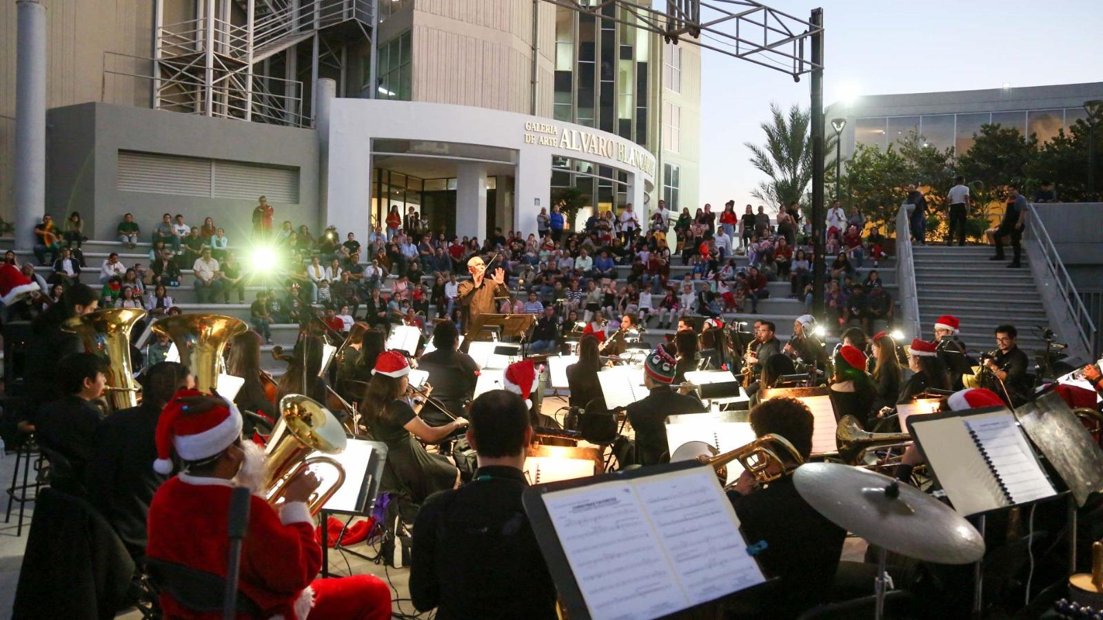 $!La Banda que dirige el maestro Baltazar Hernández Cano interrumpió unos momentos su quinto concierto de gala anual para disfrutar el encendido del árbol de Navidad.