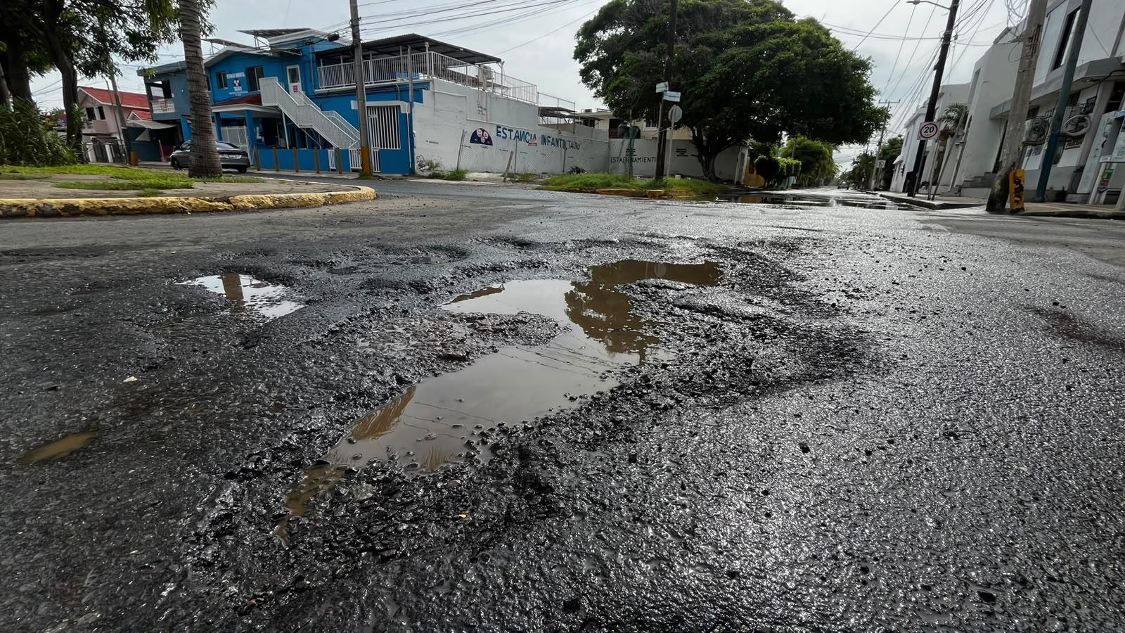 $!Desfogan agua de la Avenida Insurgentes tras limpieza del ducto de la Laguna del Camarón, pero brotan los baches