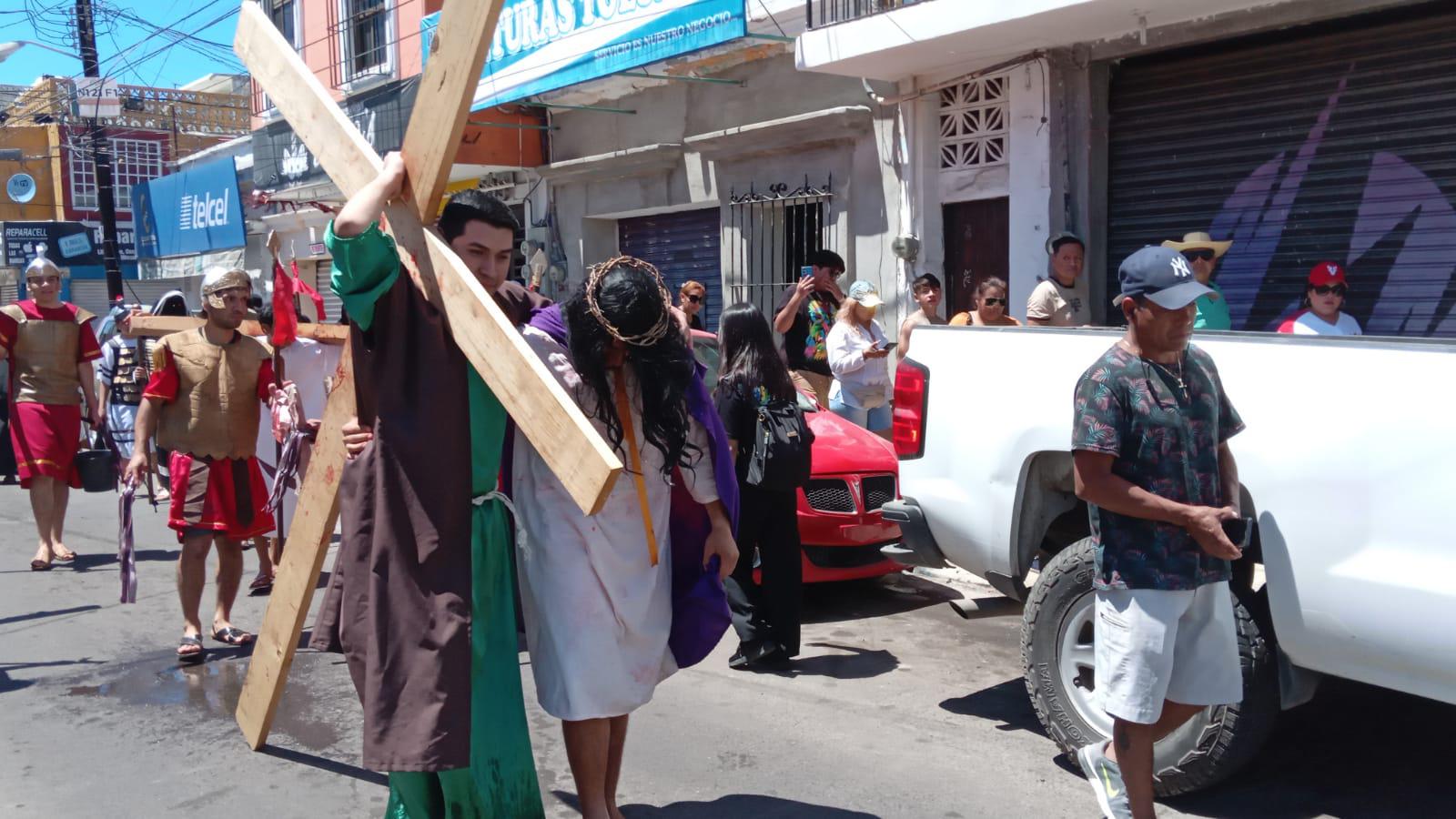 $!Mazatlecos y turistas atestiguan el Viacrucis Viviente en calles del Centro de puerto