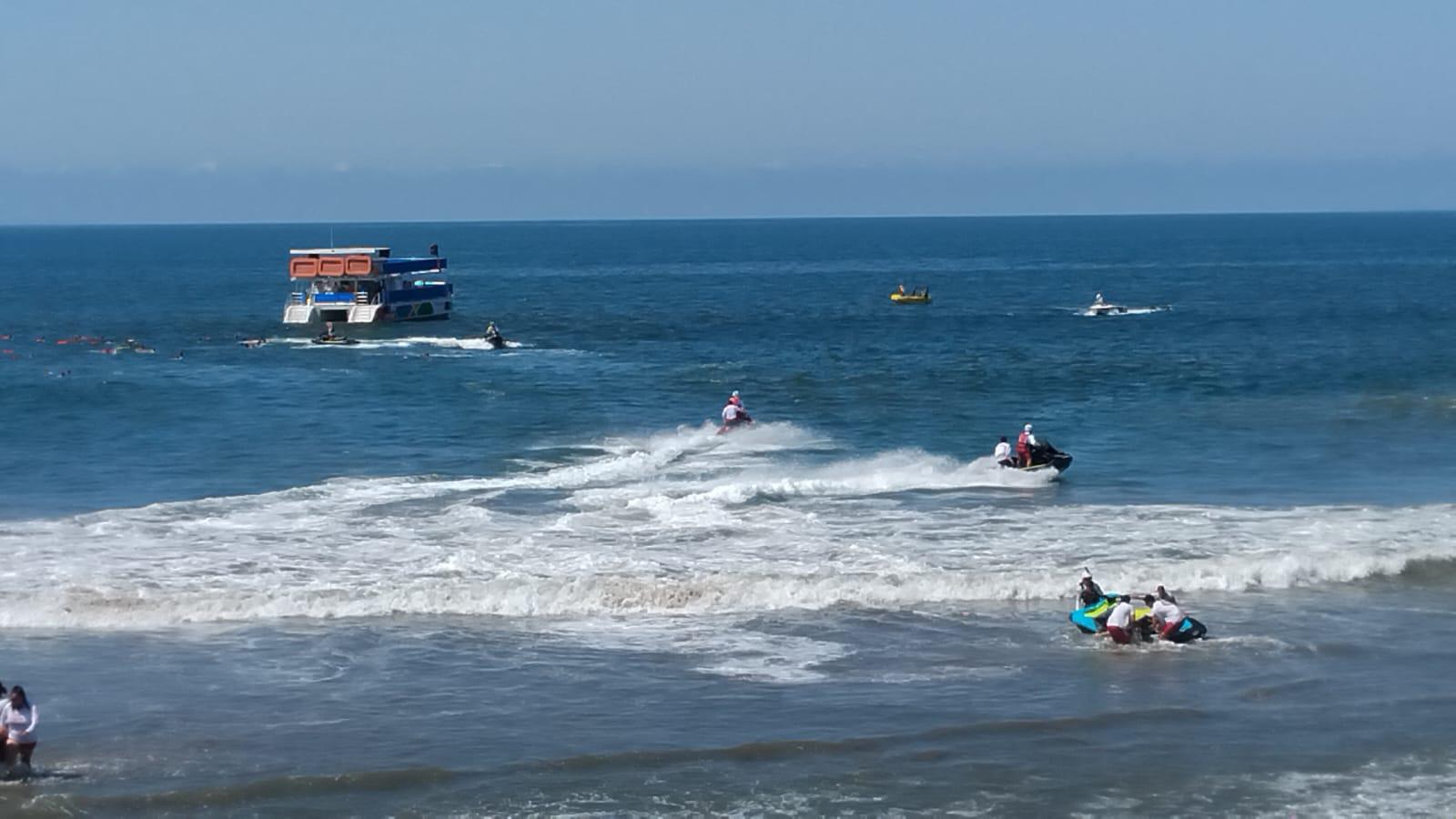 $!Realizan macro simulacro de rescate en el mar en Mazatlán