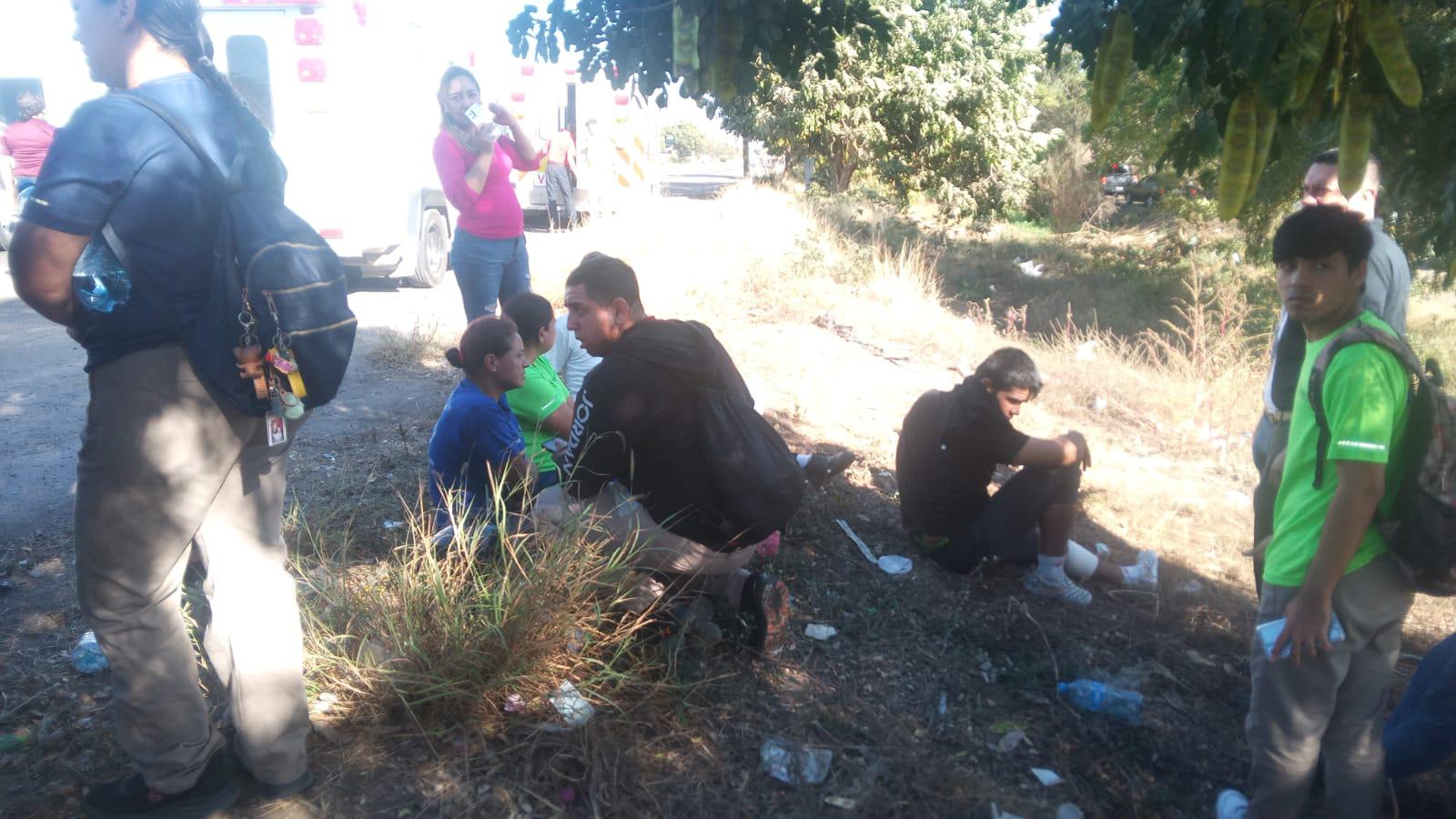 $!Se registra volcadura y carambola en la Carretera Internacional frente al Cereso de Mazatlán