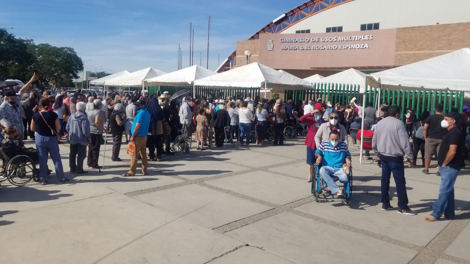 $!Se alarga un kilómetro fila de vacunación contra el Covid para adultos mayores en Culiacán