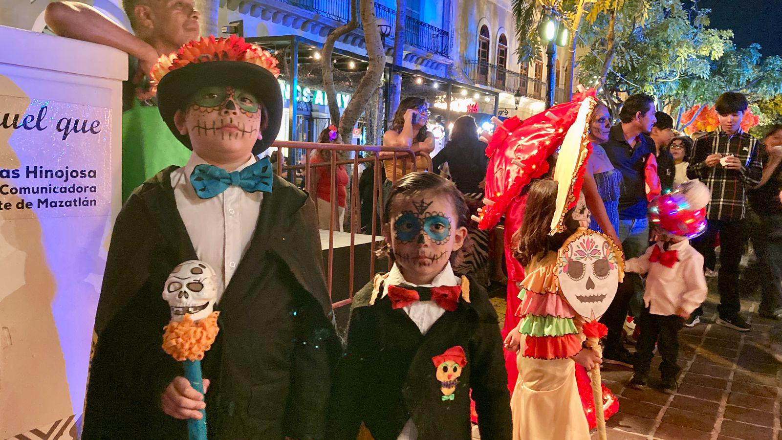 $!Mazatlecos comienzan a llenar el Centro Histórico para celebrar el Día de Muertos