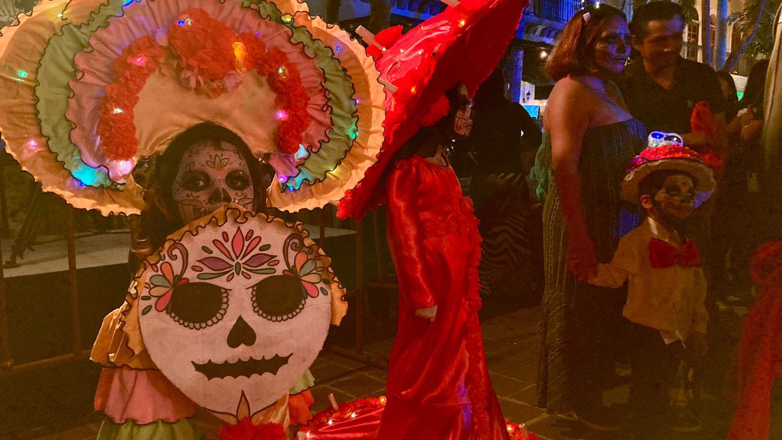 $!Mazatlecos comienzan a llenar el Centro Histórico para celebrar el Día de Muertos