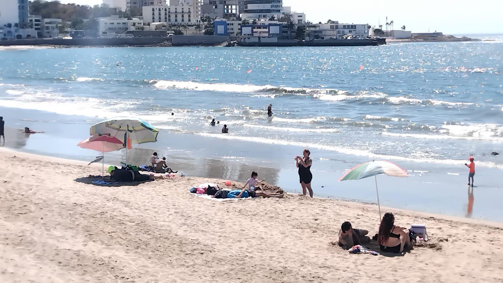 $!‘Puente’ deja poca afluencia turística en Mazatlán; playas concentran a visitantes