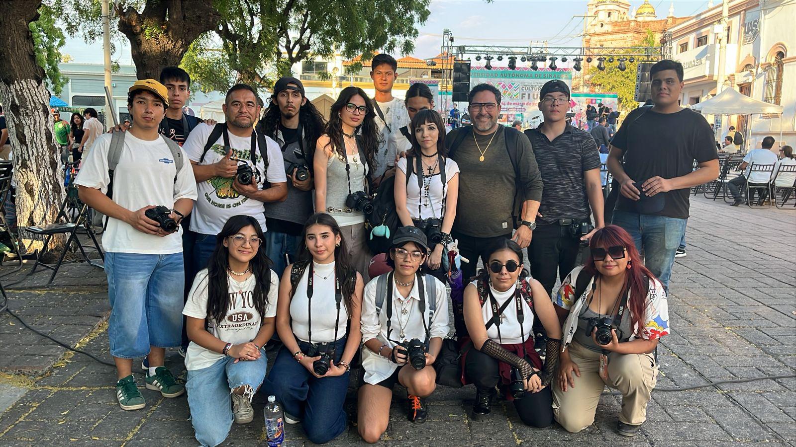 $!Alumnos de fotografía de la Escuela de Artes Visuales de la UAS, acompañados de su maestro Vladimir Galindo.
