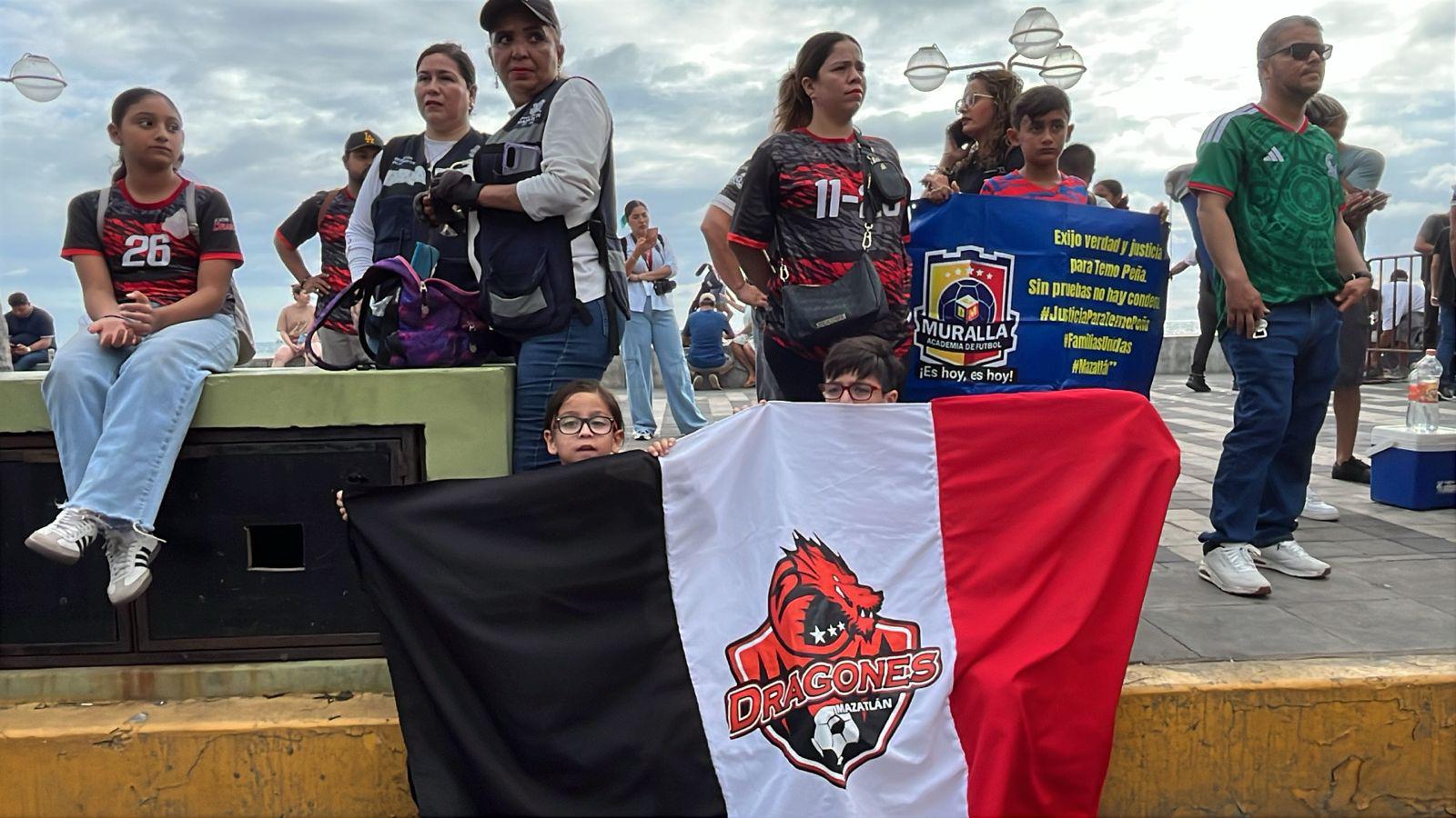 $!Exigen liberación de profesores detenidos en Mazatlán; se manifiestan durante evento turístico