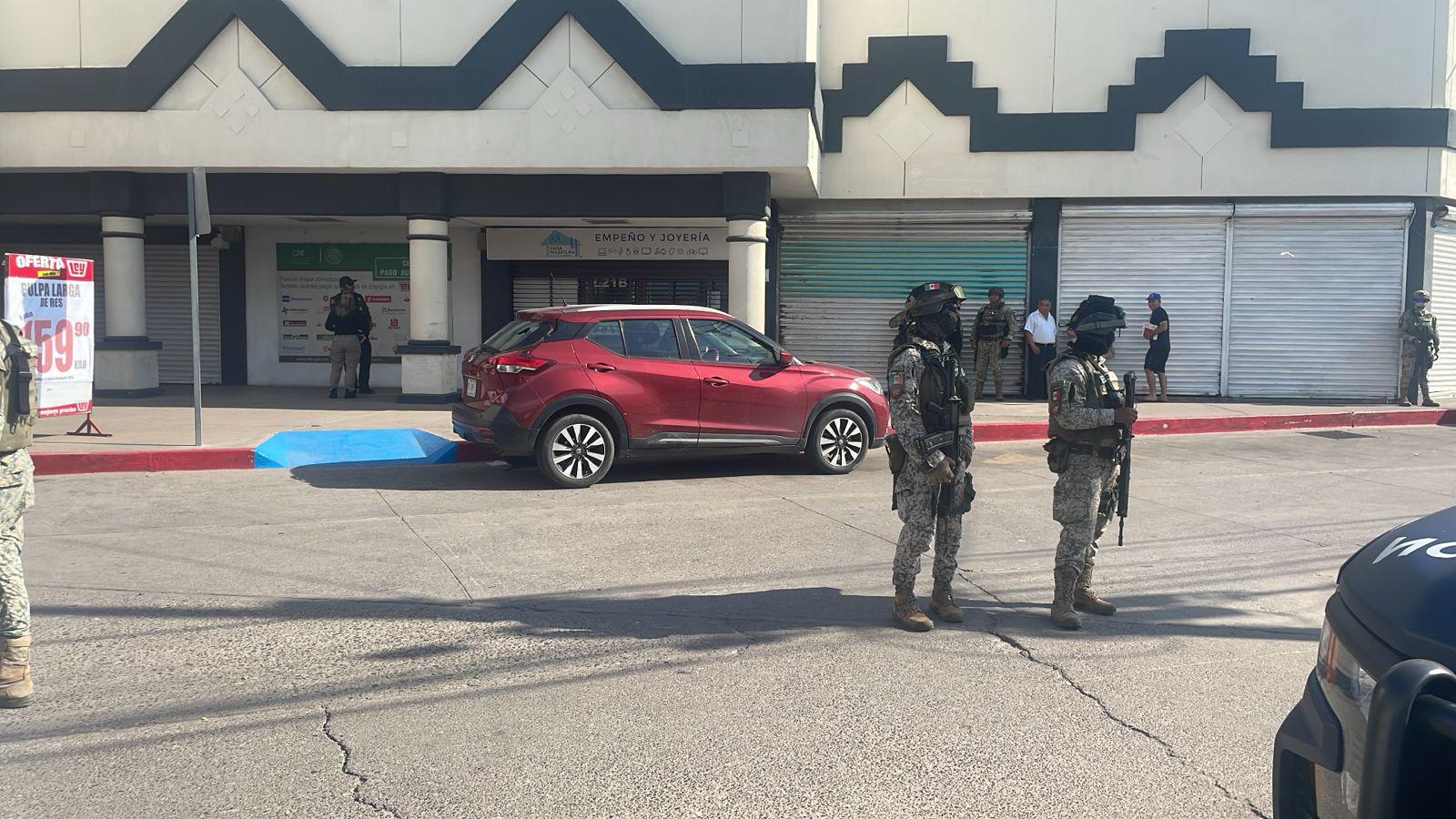 $!Balean vehículo tras intento de atraco en una plaza comercial de Culiacán