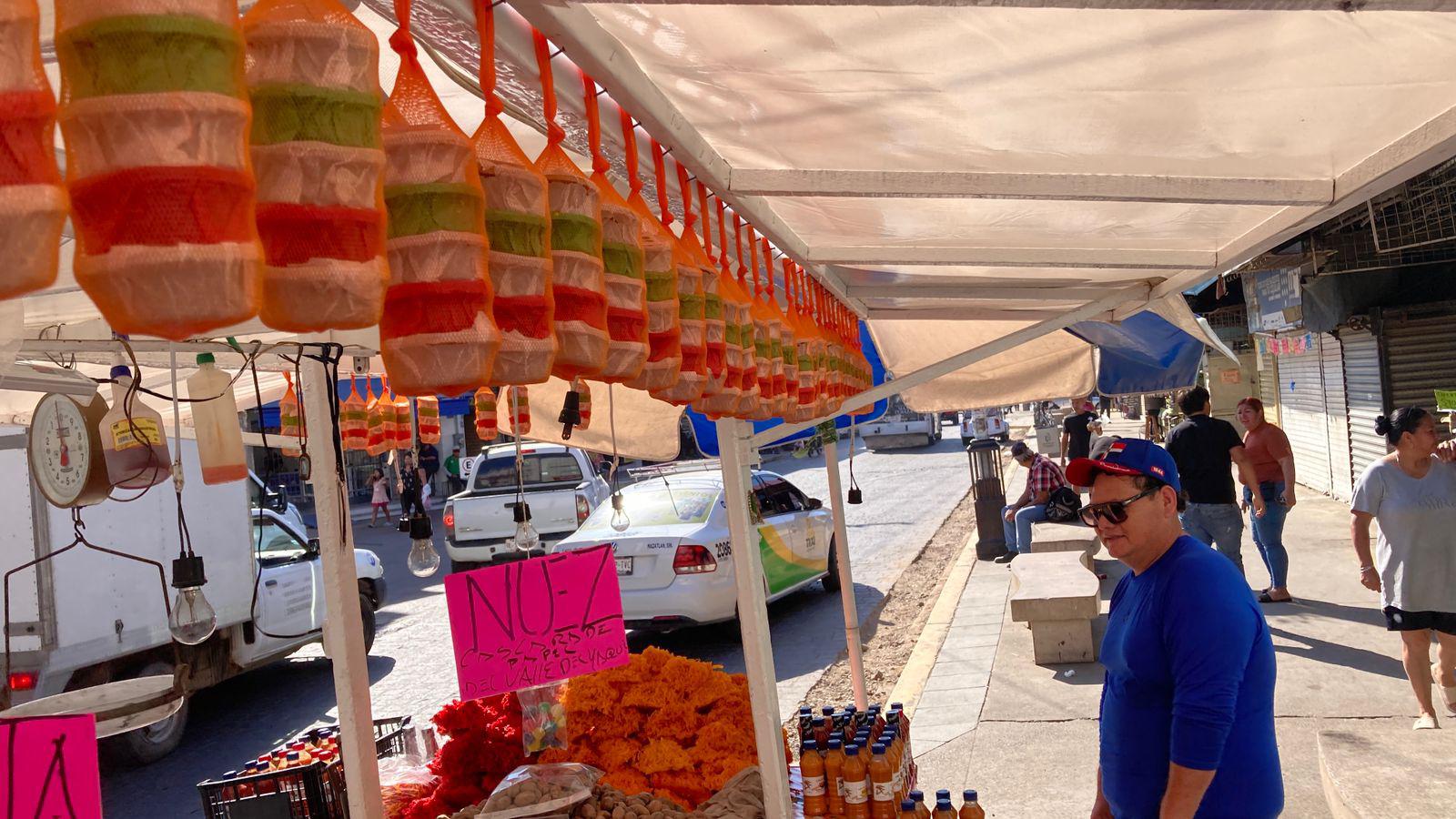 $!Vendedores de dulces navideños se mantienen a la expectativa ante la posibilidad de bajas ventas