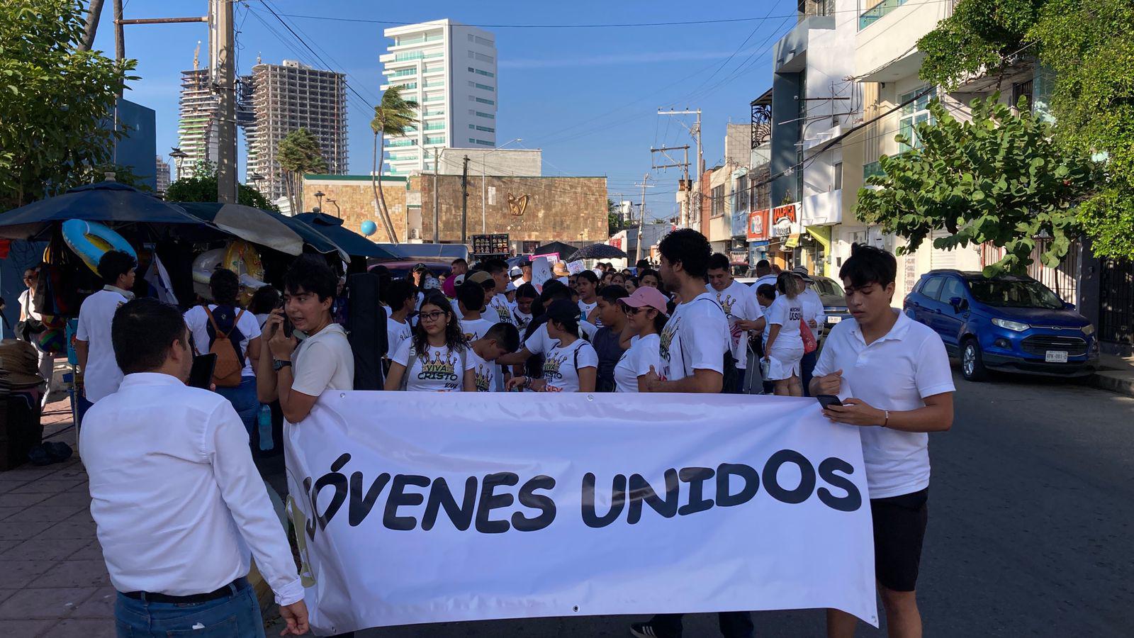 $!Creyentes participan en marcha para promover la paz y la espiritualidad en Mazatlán