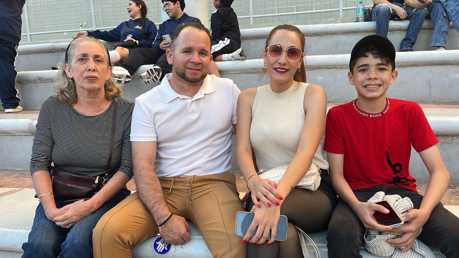 $!Amelia Castro, Roberto Aréchiga, Natalie Valenzuela e Iker Aréchiga.