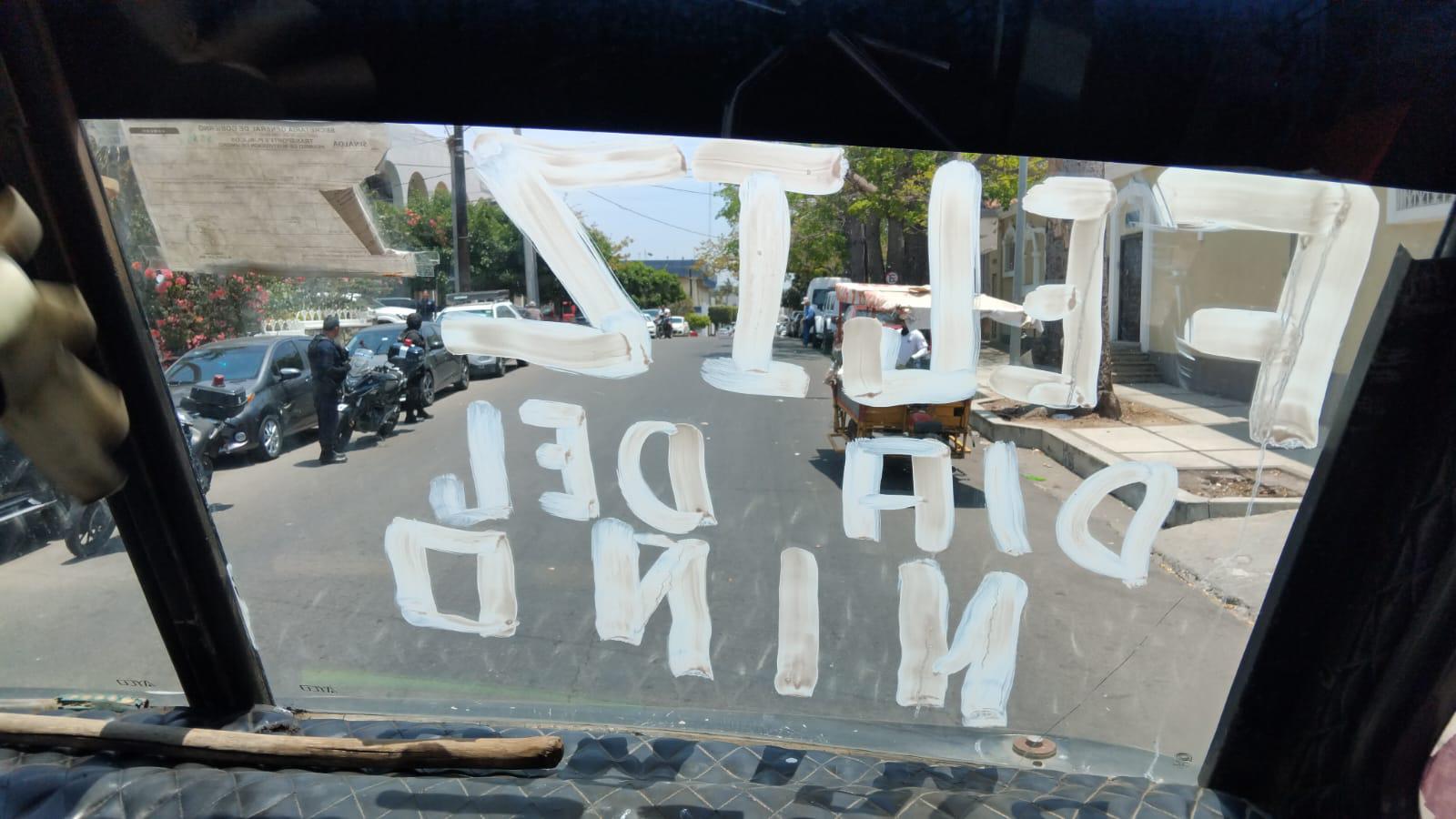 $!Antonio Ortega regala en su camión dulces a niñas y niños