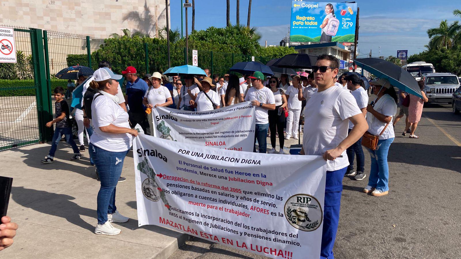 $!Se manifiestan trabajadores del Seguro Social para exigir mejoras en el régimen de jubilaciones y pensiones