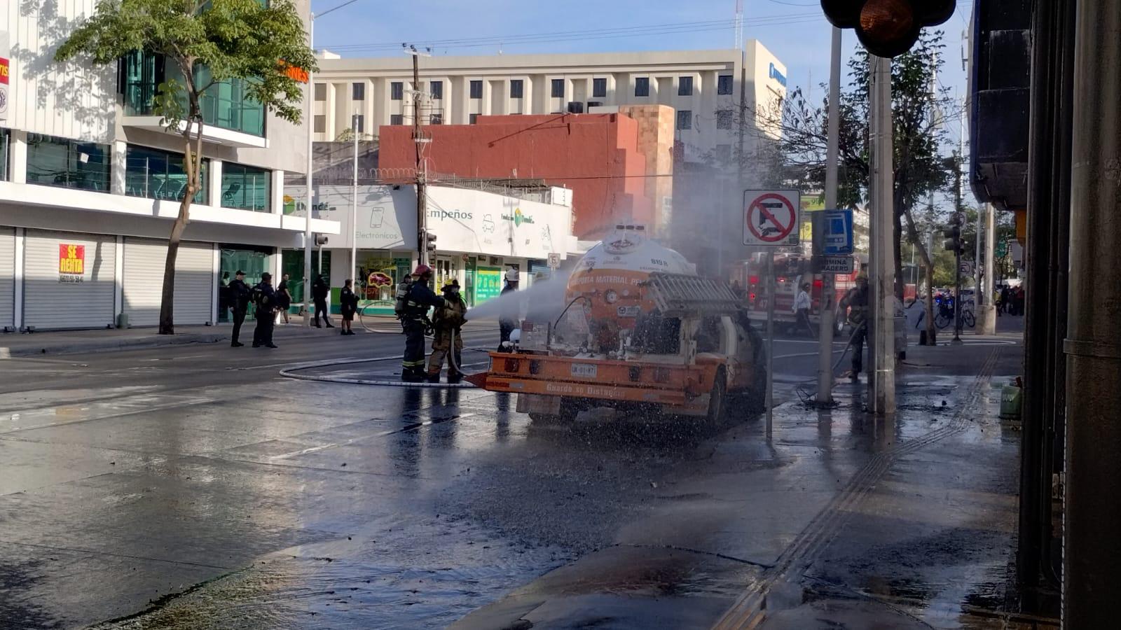 $!Incendio de vehículo con gas provoca cierre de avenida en el centro de Culiacán