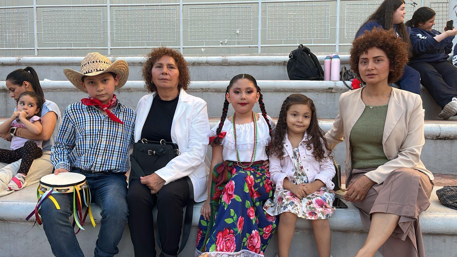 $!María de los Ángeles Astorga y Maribel Medina, con los pequeños Santiago, Dulce Amapola y Regina.