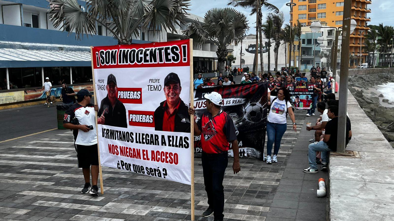 $!Exigen liberación de profesores detenidos en Mazatlán; se manifiestan durante evento turístico