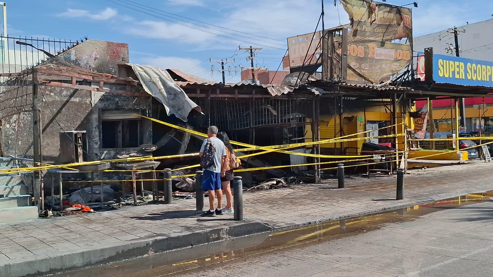 $!Entre ruinas y olor a quemado, así quedó la taquería que explotó en Mazatlán