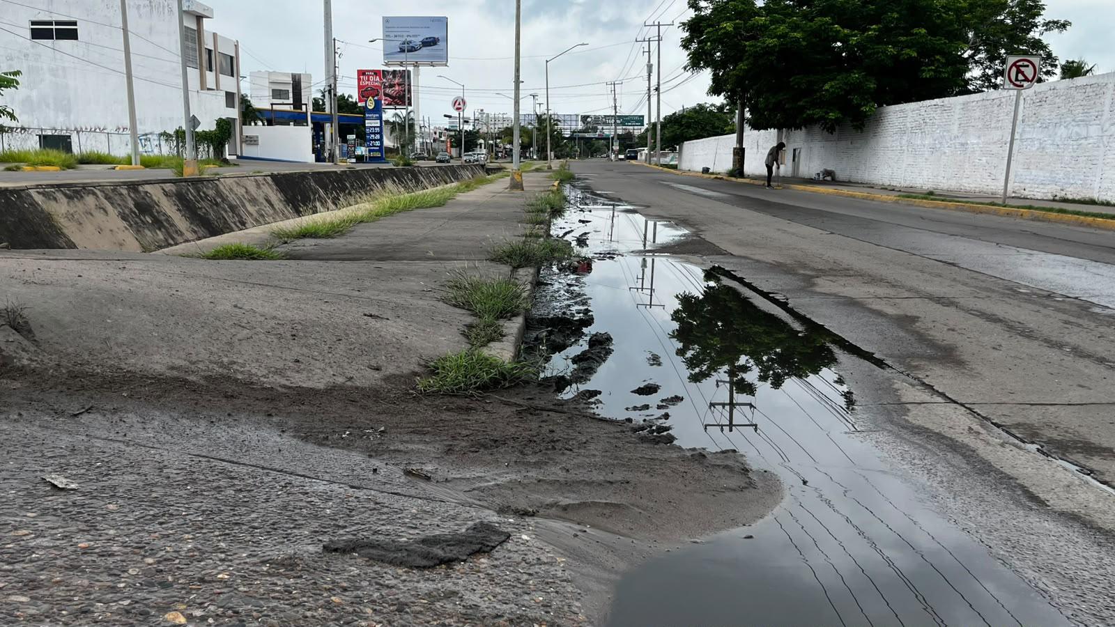 $!Reportan fuga de agua cerca de la Secundaria General 3, en Mazatlán