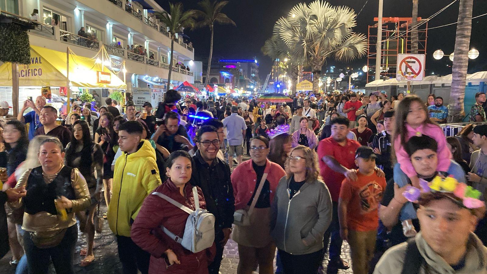 $!Esperan miles de personas el inicio del Combate Naval en Mazatlán