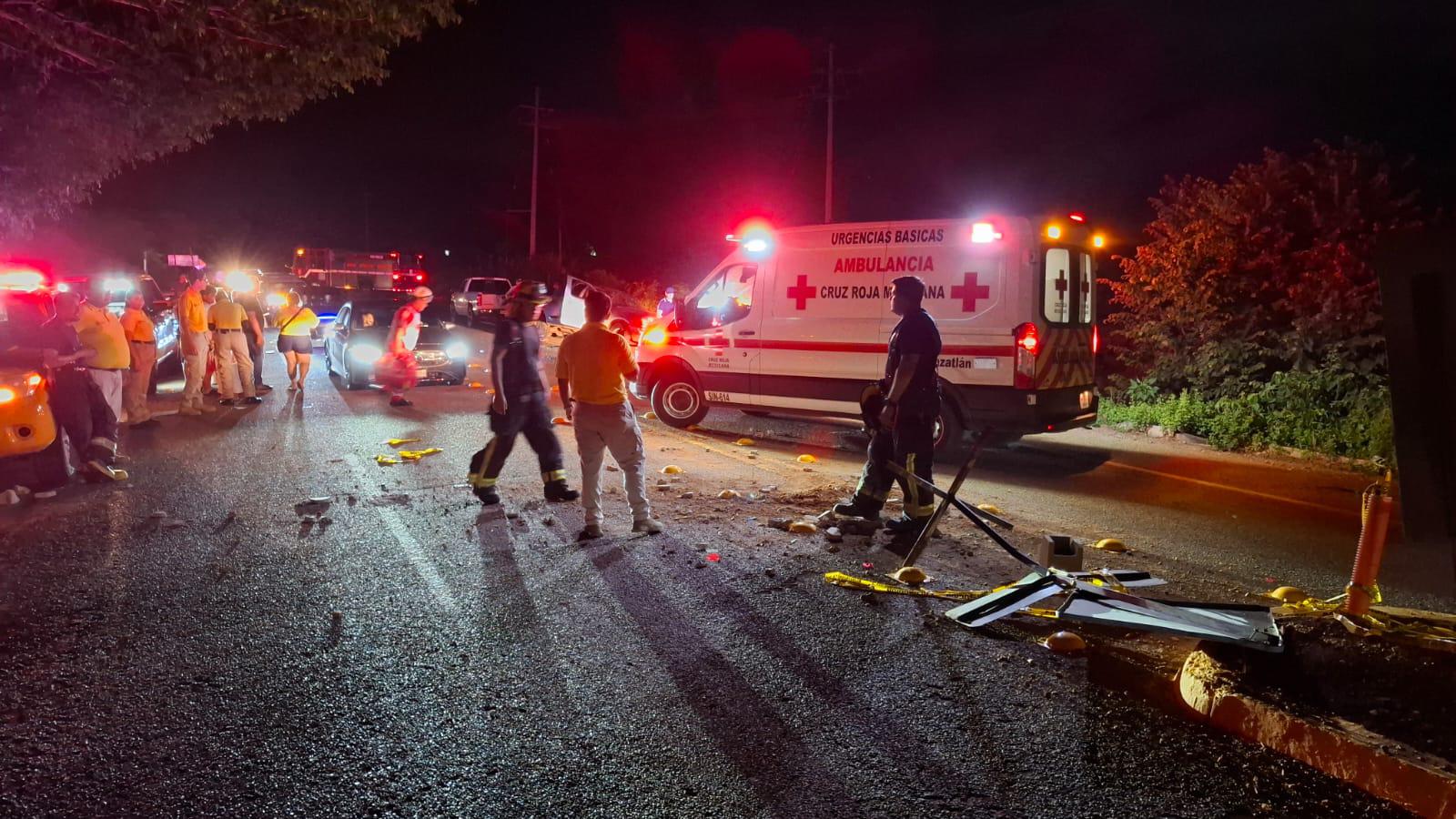 $!Deja 6 heridos volcadura de camioneta en la carretera Habal-Cerritos, en Mazatlán