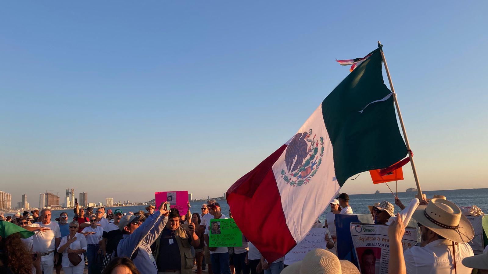 $!Mazatlecos exigen paz y revocación de mandato en marcha en el malecón
