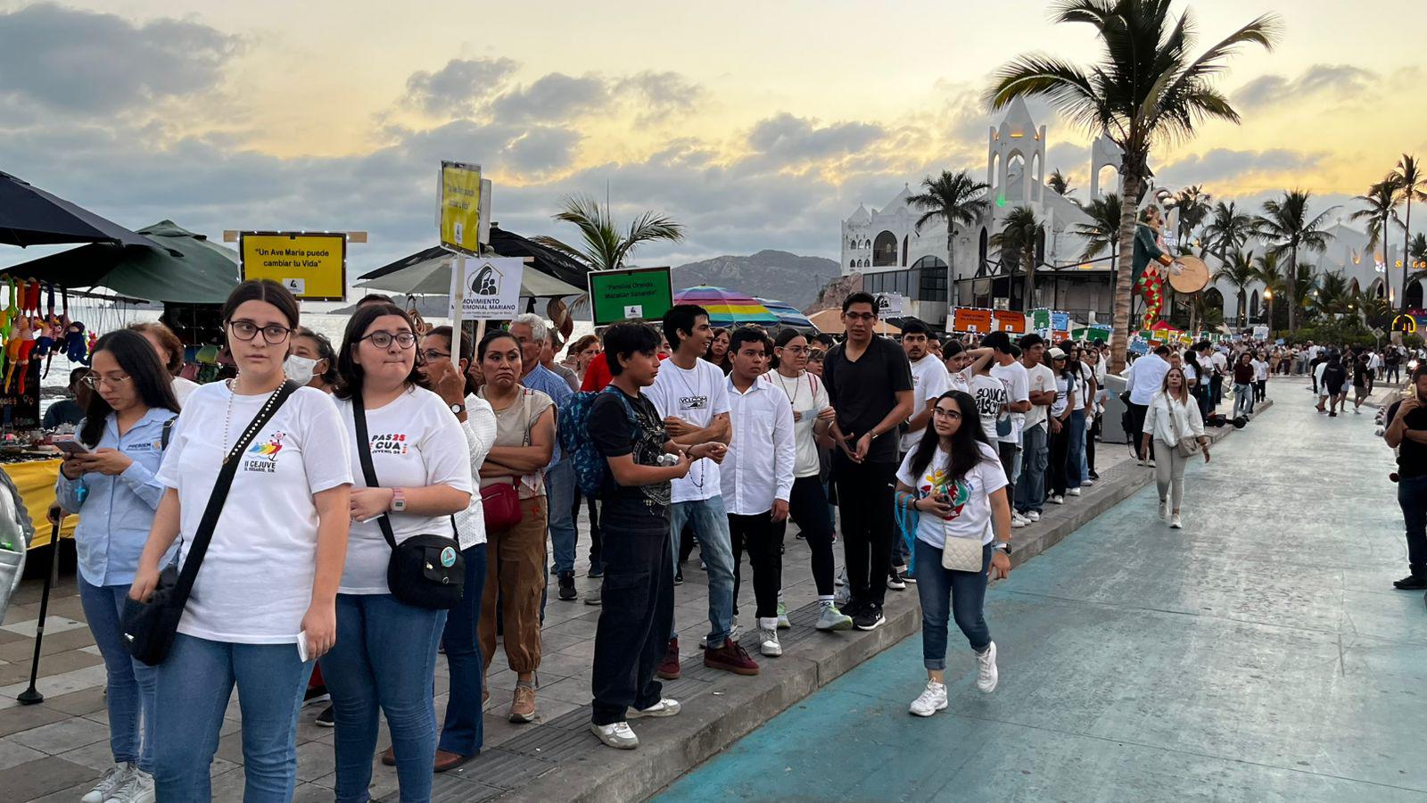 $!Cientos de fieles recorren el malecón de Mazatlán en una jornada de oración por la paz