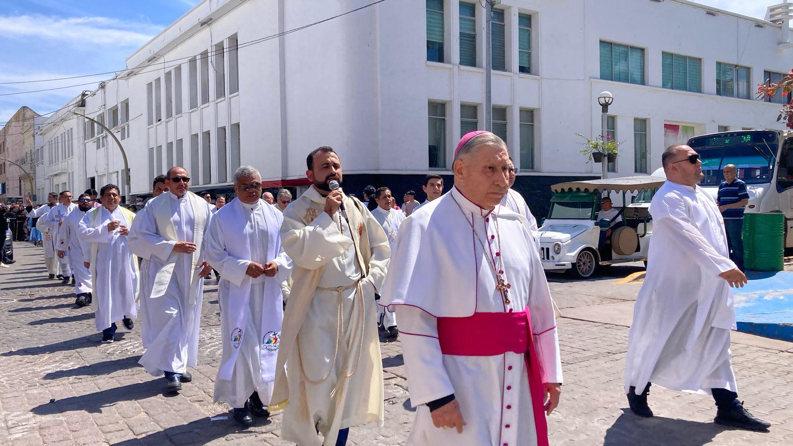 $!Piden católicos por la paz en Sinaloa y en México en procesión penitencial en Mazatlán