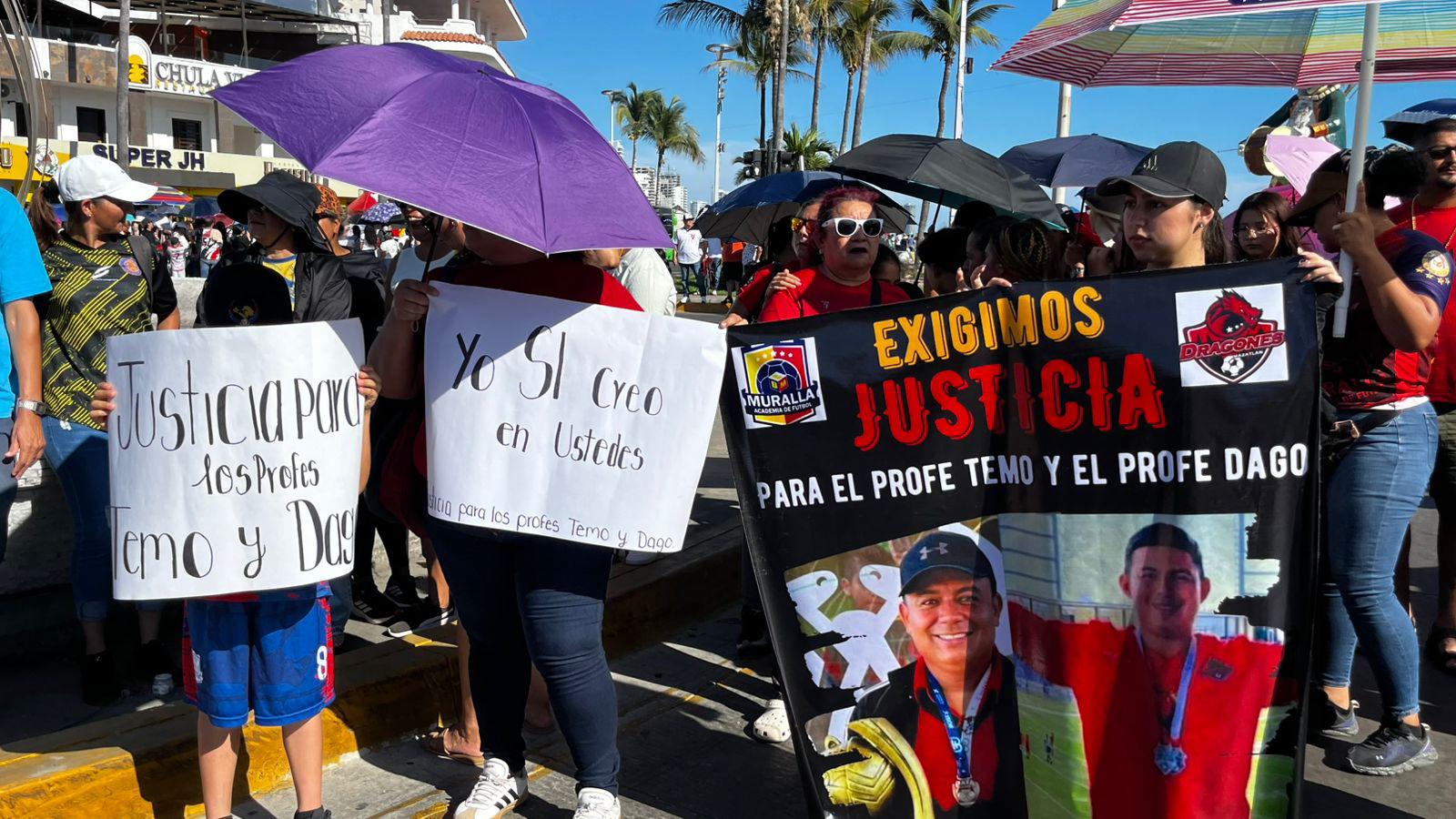 $!Familiares y alumnos bloquean vialidades en Mazatlán para exigir liberación de entrenadores