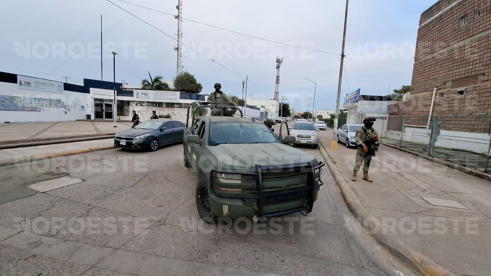 $!Sitian Fuerzas Federales el Semefo en Mazatlán donde familiares acuden a identificar cuerpos exhumados de fosa en El Verde, Concordia