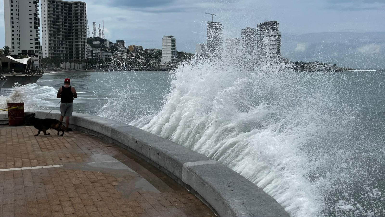 $!Se mantiene cierre de playas en Mazatlán ante fuerte oleaje; reportan afectaciones en hoteles y restaurantes